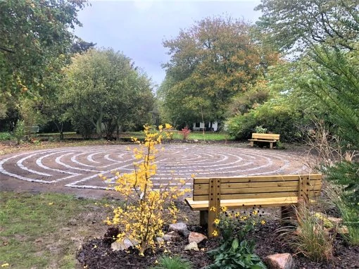 Neugestaltung eines Ortes der Entschleunigung mit begehbarem Labyrinth auf dem Kirchberg Neukirchen