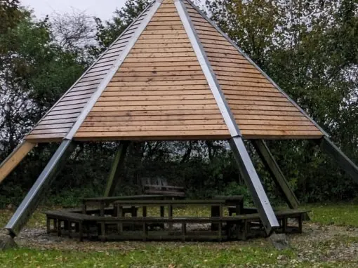 Grillplatz mit Feuerstelle und Mobiliar sowie Erneuerung der Grillhütte beim Dorfgemeinschaftshaus