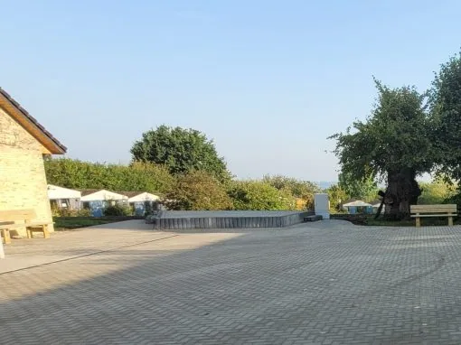 Errichtung einer Outdoor-Bühne mit Aufenthaltsmöglichkeiten auf dem Kirchberg Neukirchen